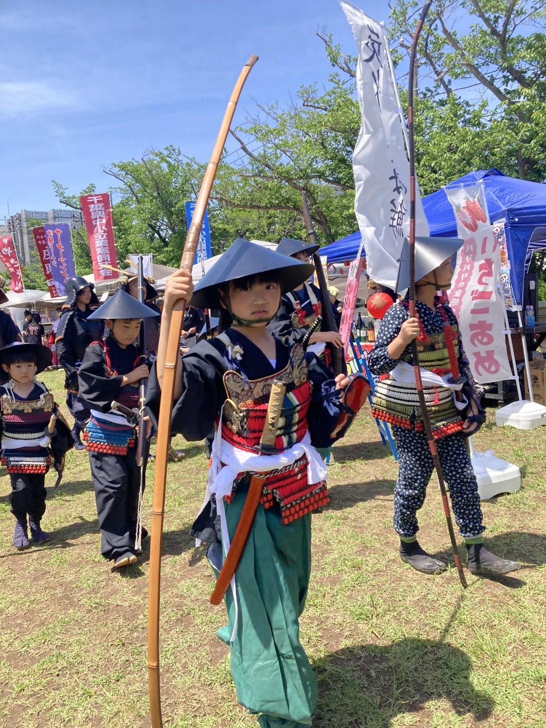 甲冑姿で地域のイベントに参加する選手たち