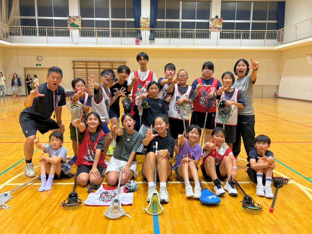 体育館での練習後の集合写真