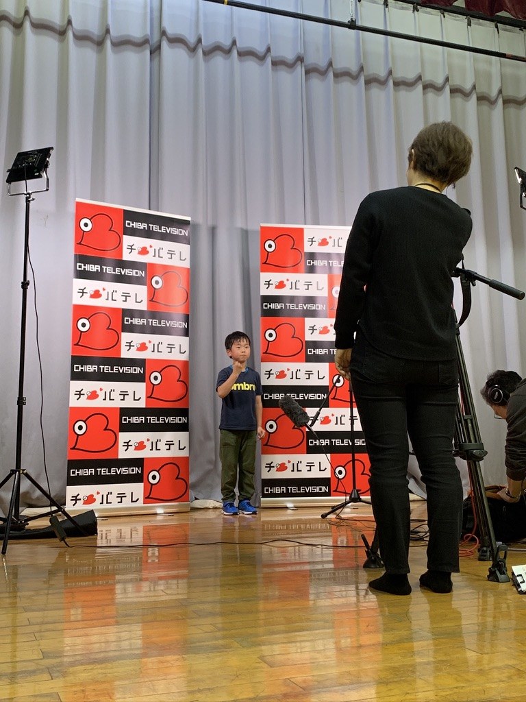 千葉テレビの取材で、カメラの前に立つ選手